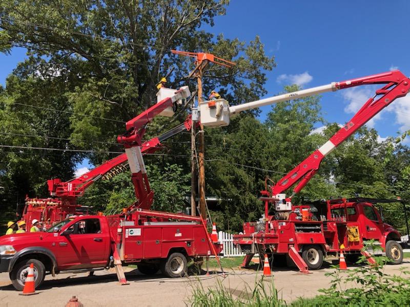 HOEC linemen at work