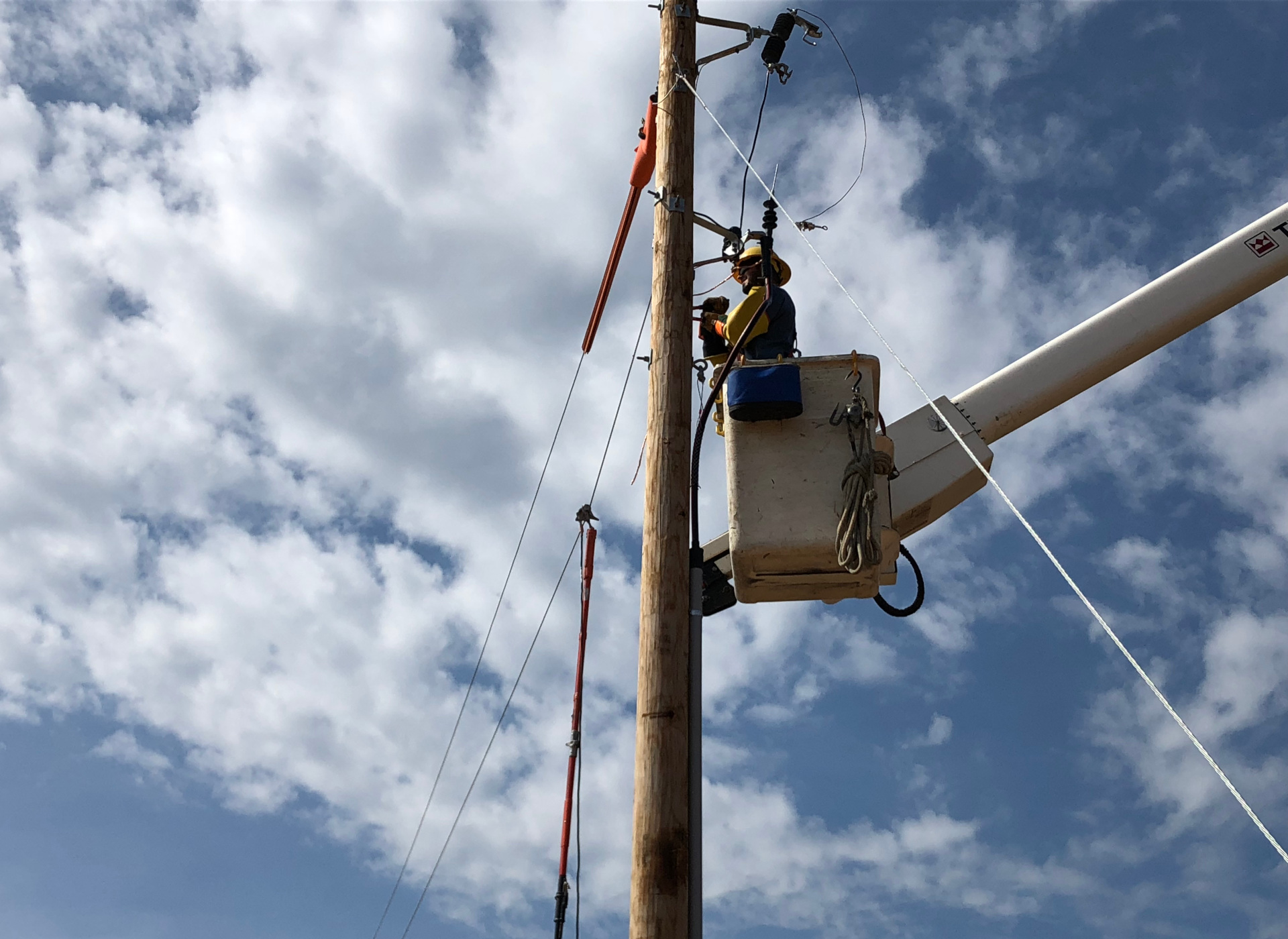 HOEC lineman at work